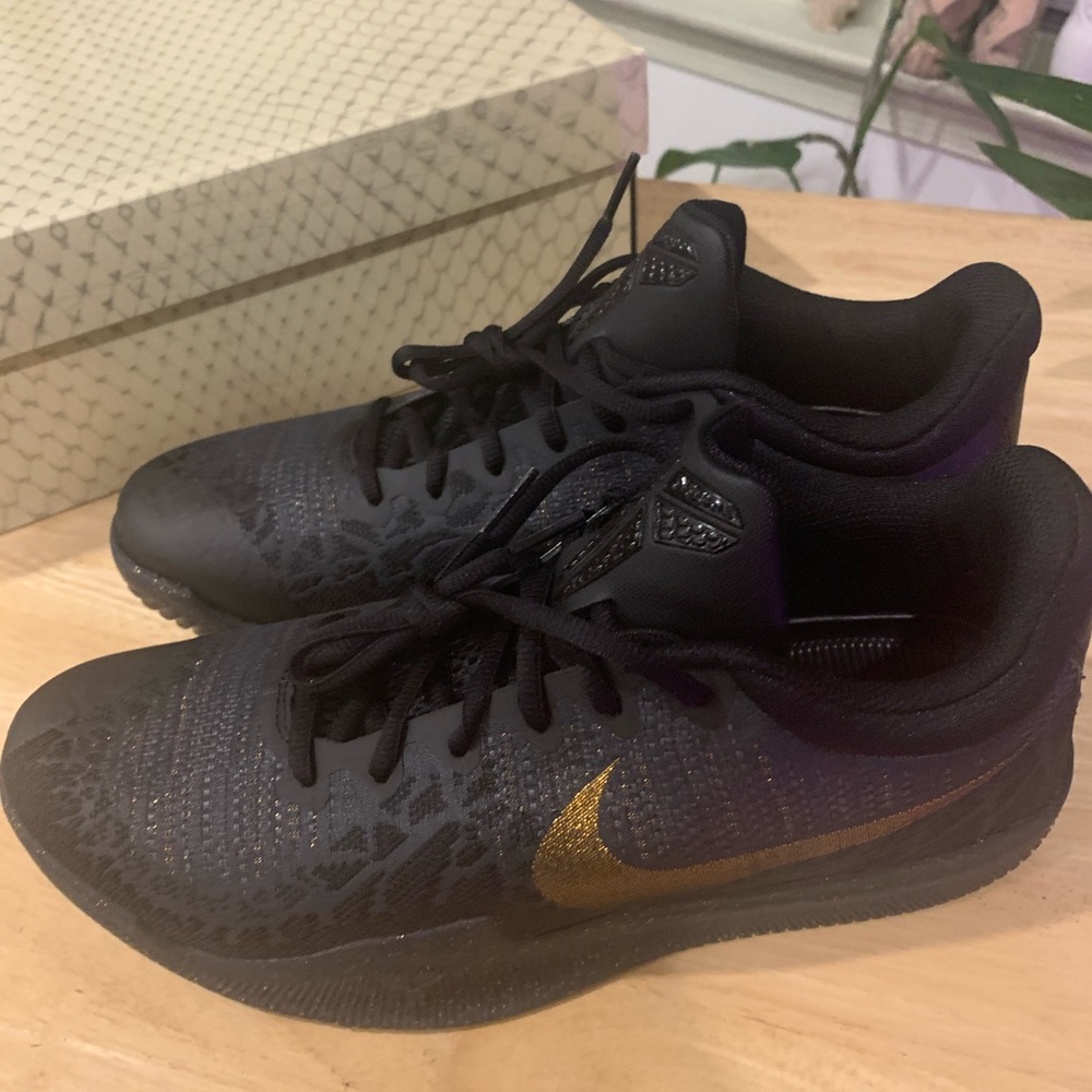 Nike Mamba Rage Gold Stars Black Metallic Gold 908972-099 Men’s Size 10 BNIB